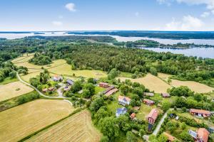 ArholmaBull-August gård vandrarhem/hostel的享有湖泊农场的空中景致