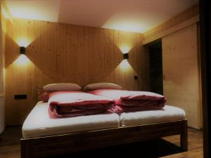 皮茨河谷阿兹尔Chalet Auszeit的墙上灯的房间里一张床位
