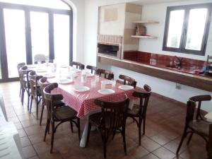 卡拉莫若尔Villa Elegante的一间带桌子和椅子的用餐室