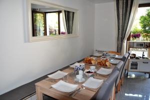 波别罗沃Apartamenty Villa 28的用餐室配有带面包和镜子的桌子