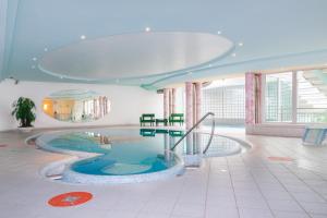 里约·迪·普斯特里亚帕诺拉米克酒店的一间位于大楼内的客房,设有游泳池