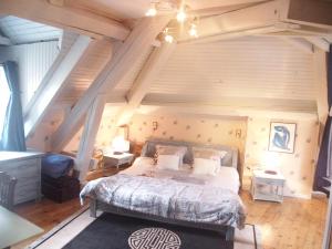 佩吕桑乐贝特奥酒店的阁楼上的卧室配有一张大床