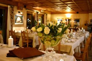 尚波吕克乐罗酒店的餐厅桌子上的花瓶