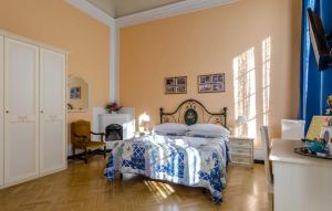佛罗伦萨"il Pitti" Soggiorno的一间卧室配有一张床和一个壁炉