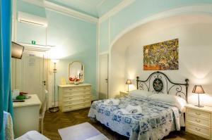 佛罗伦萨"il Pitti" Soggiorno的卧室配有一张床,墙上挂有绘画作品