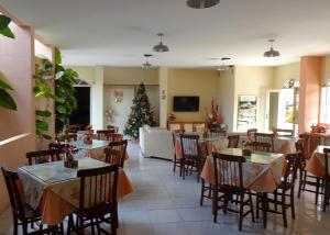 IgarassuPousada Monjope的一间餐厅,配有桌椅和圣诞树