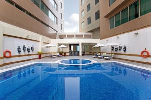 多哈多哈千禧国际酒店的一座建筑物中央的游泳池