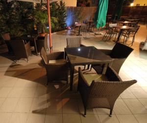布达佩斯阿玛迪斯酒店的餐厅内带桌椅的空庭院