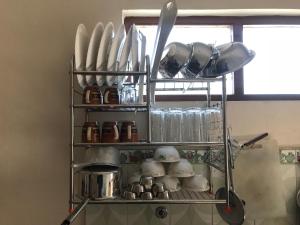 加德满都苏比民宿的厨房里摆放着餐具和器 ⁇ 的架子