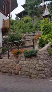 奥蒂塞伊艾米利亚别墅酒店的石墙,木栅栏和鲜花