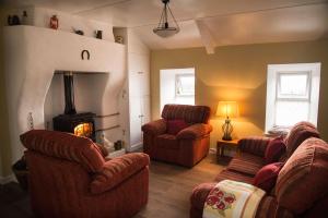 马林Barney's Lodge的客厅设有两张沙发和一个壁炉