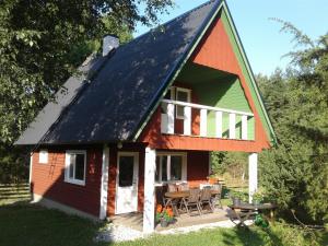 KassariHoliday Home with Sauna的一间小房子,有 ⁇ 帽屋顶