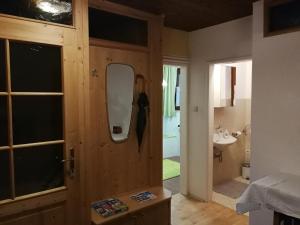 穆劳附近圣洛伦岑Angi's Apartment的一间带木门和水槽的浴室