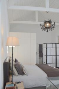里斯本TP Aqueduto Lisbon House的一间卧室配有一张床和一张桌子上的台灯