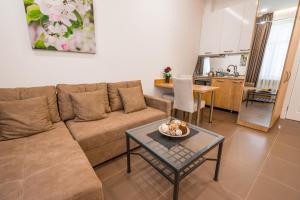 第比利斯Luxury Apartments on Central Avenue的客厅配有沙发和桌子