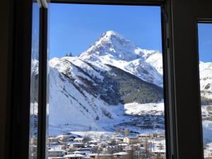 卡兹贝吉安娜诺宾馆的从窗户可欣赏到白雪 ⁇ 的山景