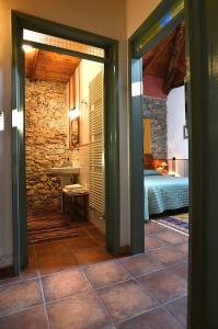 CasalzuignoIl Cortile - Casa d'Artista的客房设有带一张床和一张桌子的卧室