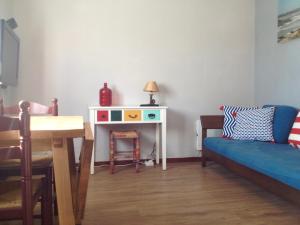 科武港Casa de Mar @ Porto Côvo的客厅配有桌子和沙发