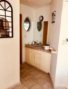 特克塞丁戈Depa Teques的一间带水槽和镜子的浴室