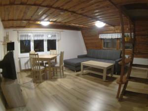 派克波特斯耐兹库乌比托瓦尼沃莱克民宿的客厅配有沙发和桌子