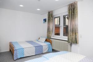 多森海姆海德堡夏洛特度假屋的一间卧室设有两张床和窗户。
