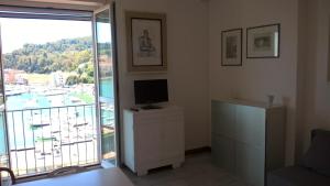 蒙泰亚尔真塔廖Splendido Affaccio的客房享有一个配有电视的阳台。