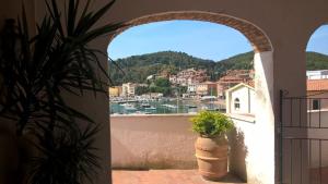 蒙泰亚尔真塔廖Splendido Affaccio的从阳台可欣赏到海港景色,阳台上种植了盆栽植物