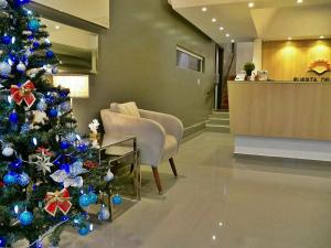 恩卡纳西翁日落酒店的医院大厅的圣诞树