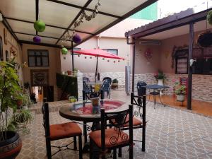 乌鲁阿潘Hotel Nuevo Cupatitzio的庭院配有桌椅和遮阳伞。