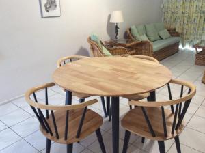 米申海滩奇拉玛4号公寓的客厅配有一张木桌和椅子