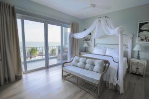 美奈瑟伦尼蒂海滨度假村的一间卧室设有一张床和一个海景阳台