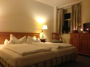 Lockwitz洛克维兹格鲁德乡村酒店的卧室设有一张白色大床和一扇窗户。