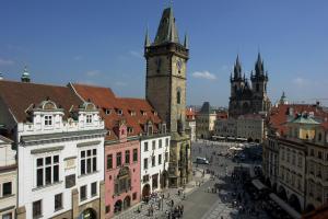 布拉格老城区公寓的享有城市美景,设有钟楼