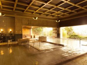 神户兵卫向阳阁的一间位于中间的大型客房,设有游泳池