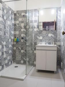 拉戈斯Bela House的带淋浴和盥洗盆的浴室