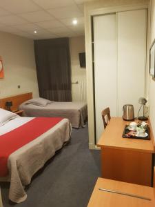 圣让德莫里耶讷欧洲酒店的酒店客房配有两张床和一张书桌