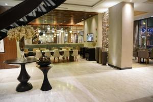 哈塔伊太平鸟酒店的一间带桌子的餐厅和一间用餐室