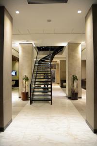 哈塔伊太平鸟酒店的大厅里一个种植了盆栽植物的螺旋楼梯