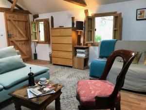 RupkiteLavender Lodge的客厅配有沙发、桌子和椅子