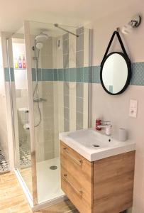 Couffyla maisonette Arelo的带淋浴、水槽和镜子的浴室