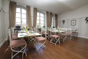 ÜberherrnDer Linslerhof - Hotel, Restaurant, Events & Natur的用餐室设有桌椅和窗户。