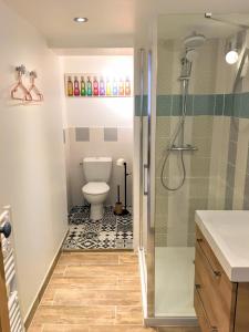 Couffyla maisonette Arelo的带淋浴、卫生间和盥洗盆的浴室