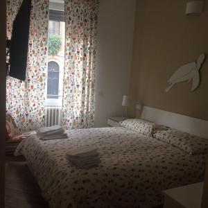 米兰米兰丰塔纳大街住宿加早餐旅馆的卧室配有一张床铺,墙上挂着海豚