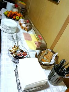 贝尔格莱德绿屋旅舍的一张桌子,上面有食物和盘子