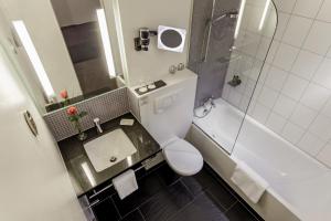 赖兴瑙慕赫勒伽藤餐厅&酒店的浴室配有卫生间、盥洗盆和淋浴。