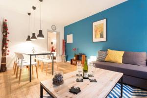 科尔马At home in the center of Colmar的客厅配有沙发和桌子