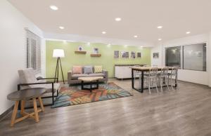 萨凡纳WoodSpring Suites Savannah Pooler的客厅配有沙发和桌椅