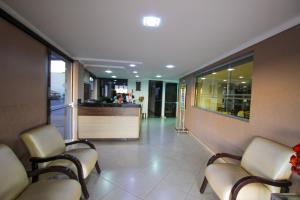 MorrinhosBeira Lago Palace Hotel的一间医院的等候室,配有椅子和柜台