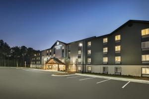 萨凡纳WoodSpring Suites Savannah Pooler的大楼前的一个空停车位