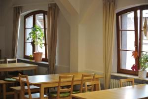 海德堡斯海德堡斯特菲旅舍的用餐室设有桌椅和窗户。